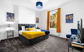 Large Modern Apartment - High-Speed Wifi - Netflix - Street Parking 3Br